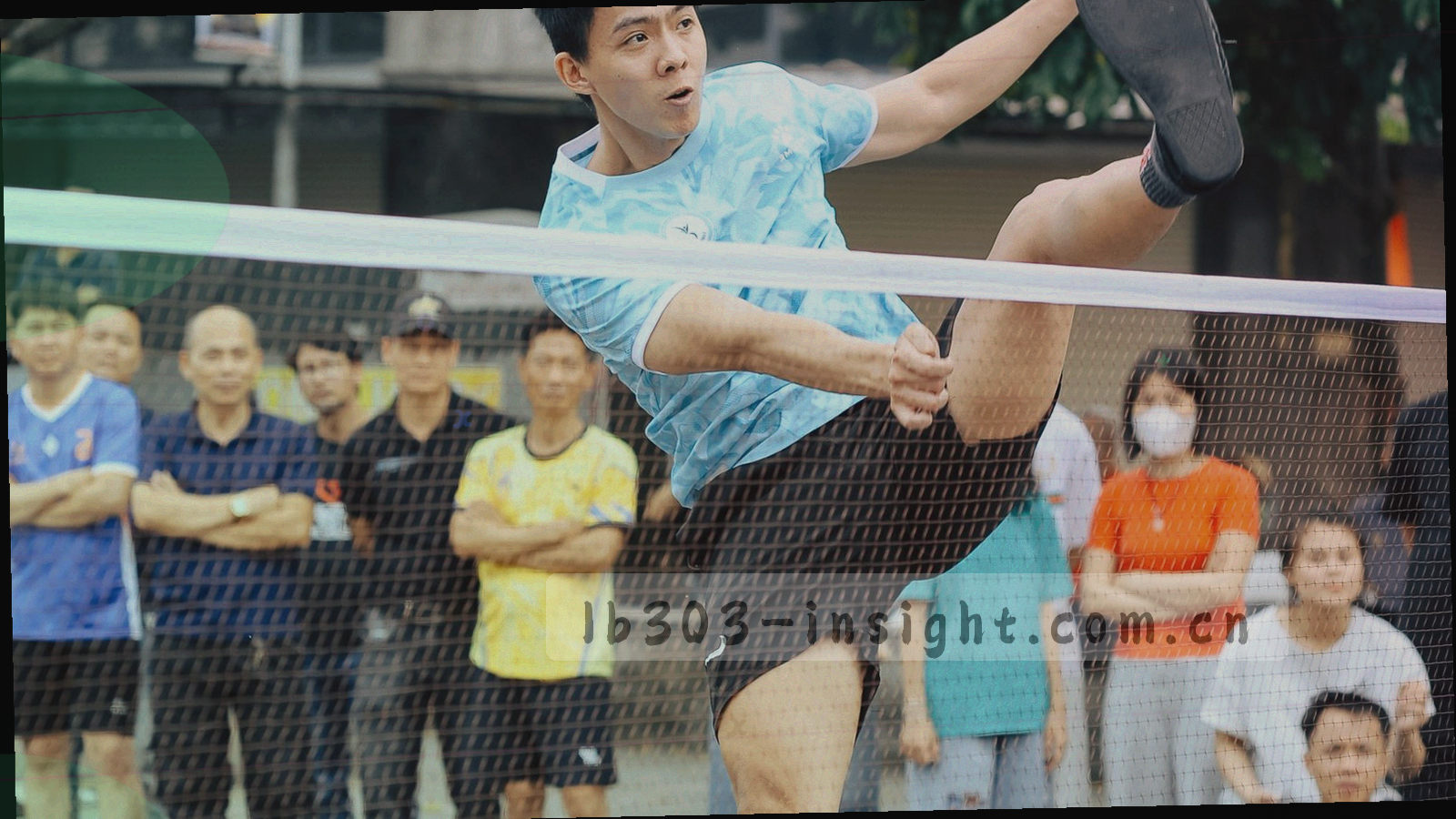 俯拍桌面上摊开的多层文件夹与标注编号的纸张边缘